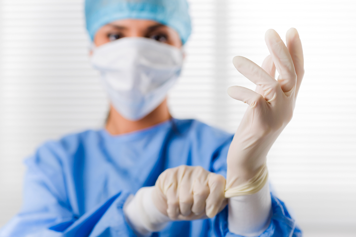 What's the difference between disposable medical examination gloves and medical surgical gloves?