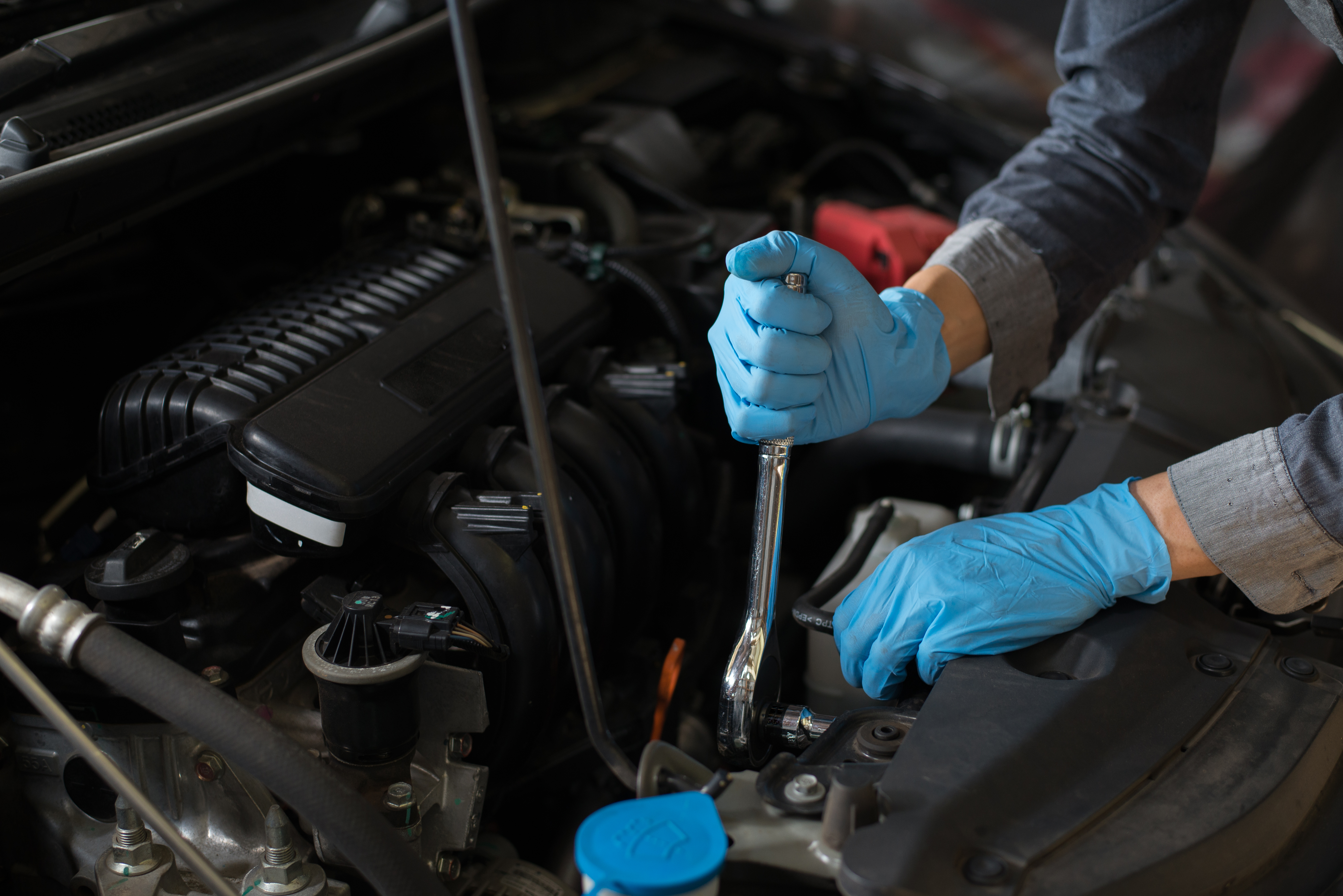 Application of Nitrile Gloves in Automobile Industry