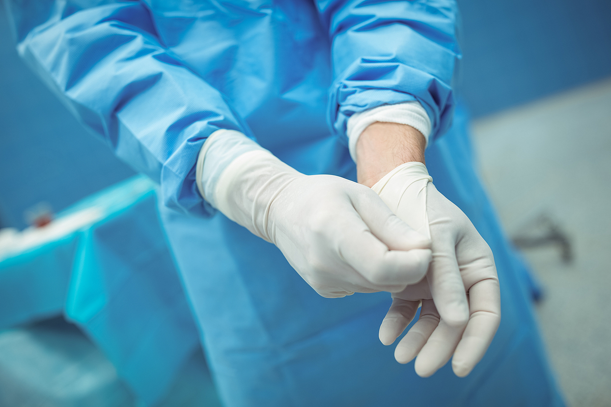 Evolution of Medical Gloves: Why are all medical surgical gloves powder-free?